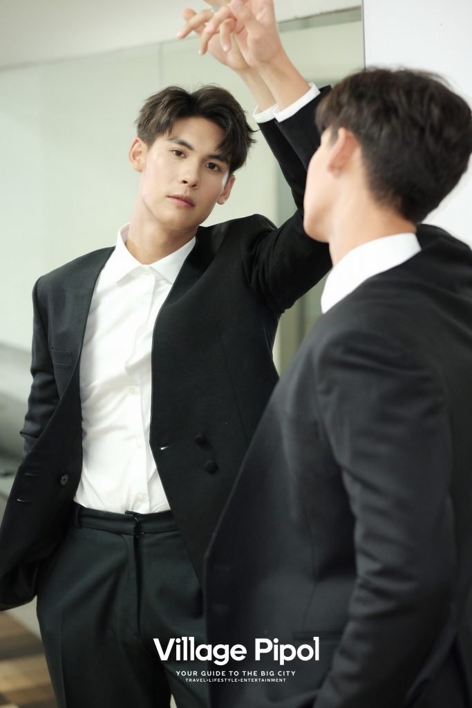 Village Pipol Boss in black
