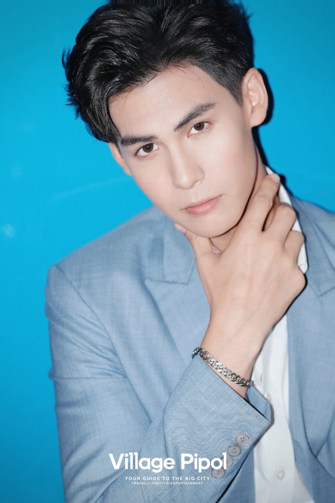Village Pipol Boss in blue