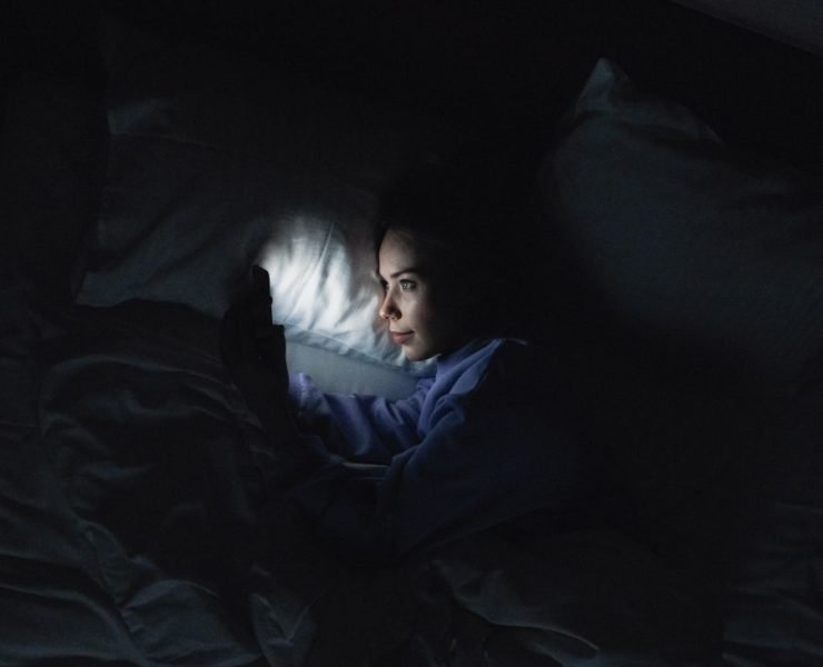 Using a phone on bed affects sleeping quality