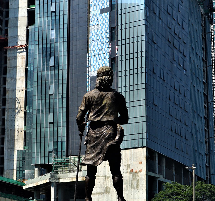 Sultan Kudarat Monument. Paseo de Roxas, Makati, Metro Manila

