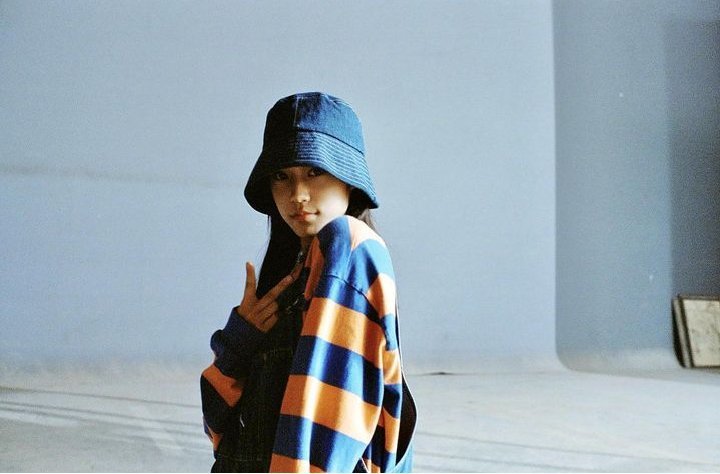 Roh Yoon Seo of 20th Century Girl wearing striped sweater and bucket hat
