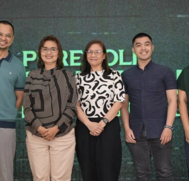 Festival director Christopher Cahilig (extreme left) and Puregold senior marketing manager Ivy Hayagan-Piedad (extreme right) together with representatives from Gateway Cineplex 18, the venue for the upcoming Puregold CinePanalo.