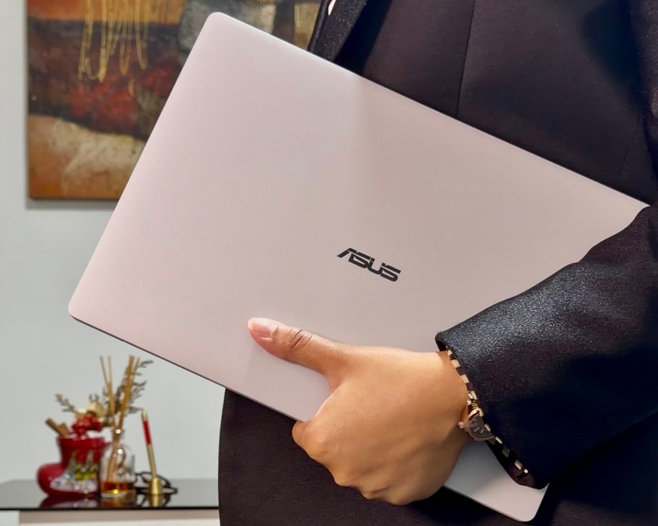 Luckily, ASUS just launched the latest flagship laptop engineered to help leaders stay ahead, the ASUS ExpertBook Ultra (B9406).