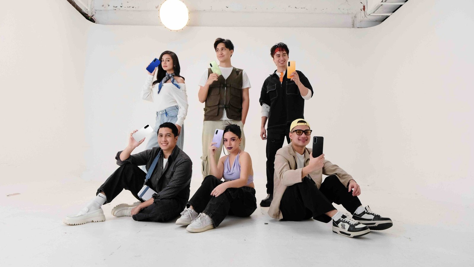 With six stylish colorways and a 50MP AI camera that captures every group moment beautifully, everyone can match the vibe while showing off their own personality.